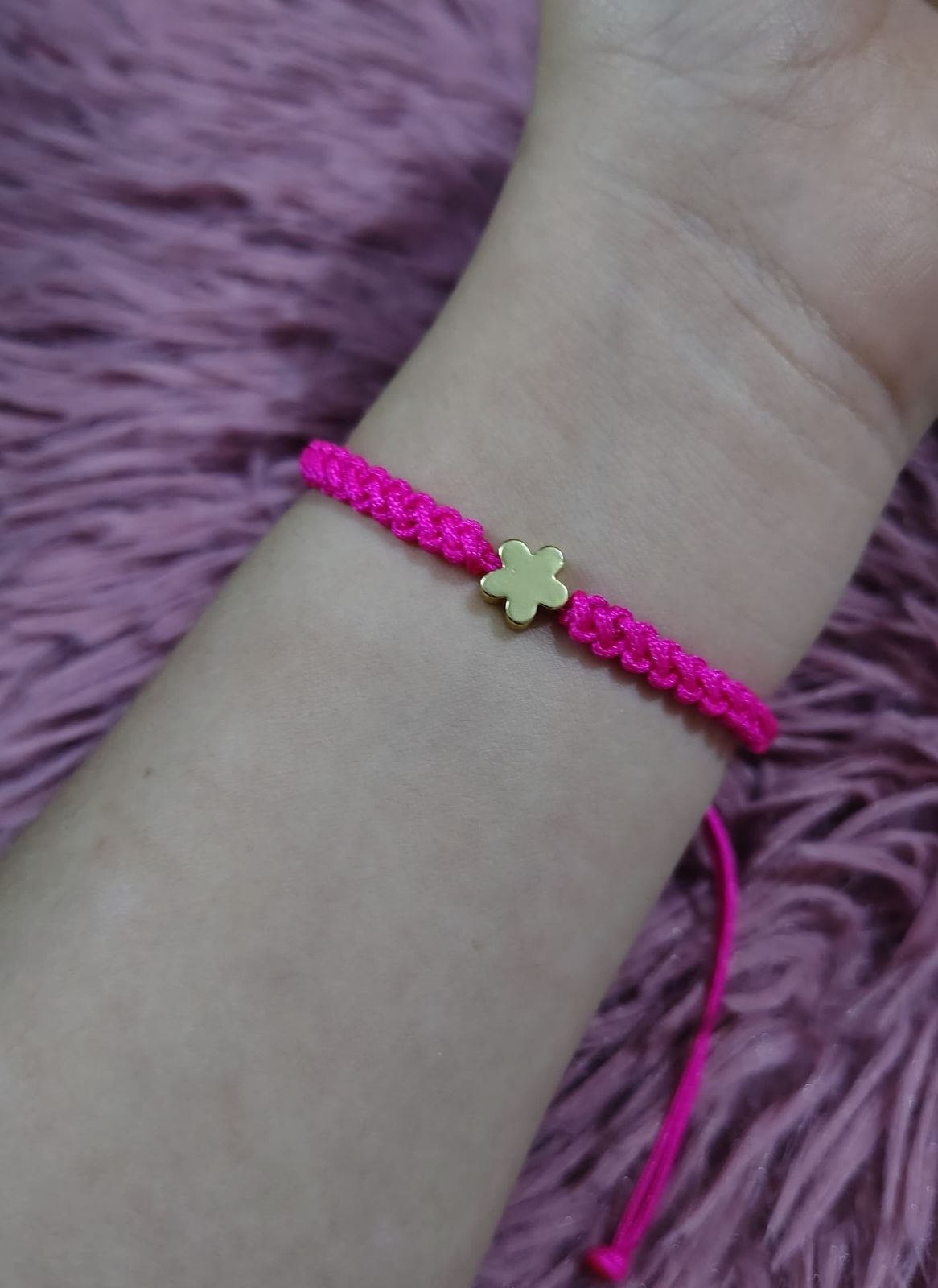 Pulsera con dije de flor